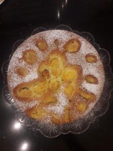 卡斯特里尼亚诺德尔卡波Cortile Calinea的玻璃盘上的蛋糕,上面有糖粉