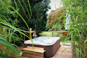 奥伯豪森Schacht34的花园木甲板上的热水浴池