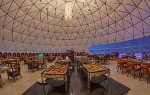 瓦迪拉姆艾沙记忆豪华帐篷的一个带桌椅和食物的大型帐篷