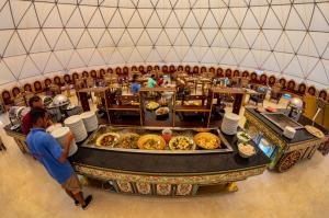瓦迪拉姆艾沙记忆豪华帐篷的餐厅自助餐的顶部景色