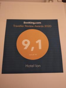 卡梅纳维洛拉Hotel Ion的标有酒店客房的标志,上面有时钟
