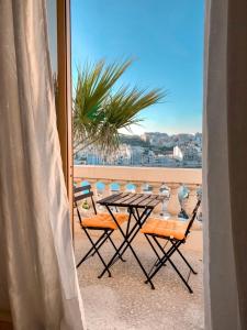 圣保罗湾城Villa Zammitella的海景阳台上的桌椅