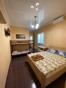 切尔诺莫斯克Людмила的一间卧室配有两张双层床。