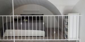 鲁沃迪普利亚Appartamento Antica Ruvo的一张带床的房间内的白色婴儿床