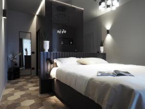 巴塔利亚泰尔梅Dimora Arco di Mezzo的一间卧室配有一张大床和镜子