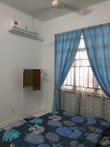 Teratak Mini Pool Homestay Melaka客房内的一张或多张床位