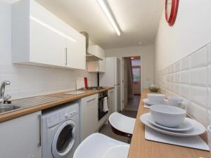 克鲁Townhouse @ 166 Ruskin Road Crewe的厨房配有洗衣机和烘干机