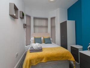 克鲁Townhouse @ 166 Ruskin Road Crewe的一间卧室配有一张大床和毛巾