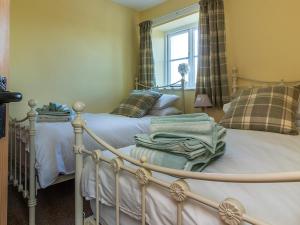 兰波特700 Westport的一间卧室设有两张床和窗户。