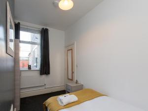 克鲁Townhouse @ 83 Edleston Road Crewe的一间卧室设有一张床和一个窗口