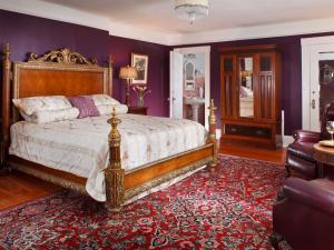 维多利亚Abbeymoore Manor的一间卧室配有一张特大号床和红地毯