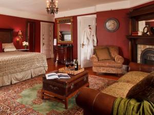 维多利亚Abbeymoore Manor的客厅设有两张床和壁炉