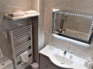 波特里An-Airidh Bed & Breakfast Portree的一间带水槽和镜子的浴室
