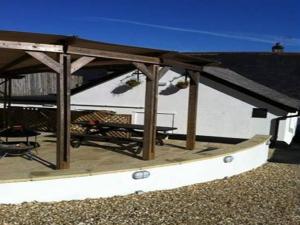 艾维布里奇船锚酒店的一个带桌椅的屋顶庭院
