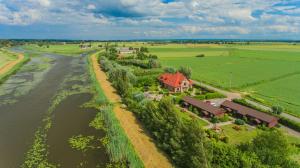 斯图托沃Stanica Przygody的享有河边房屋的空中景致