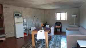 维塞乌Cynda´s home的客厅配有桌子和冰箱