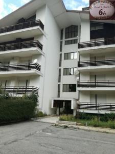 卡迈格拉特罗希拉诺Fam Pisconti App 6A Camigliatello的白色的建筑,旁边设有阳台