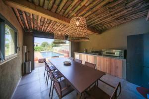 博尼法乔Villa du Couvent Version Maquis的厨房以及带桌椅的用餐室。