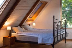 马尔默Fridfullt boende på lantgård med underbar utsikt的一间卧室设有一张床和一个窗口