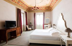 阿尔巴文咖啡酒店的卧室配有白色床和格子天花板