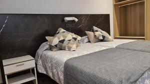 阿莫雷维耶塔-埃查诺Asieran的一间卧室设有两张床和黑色的墙壁