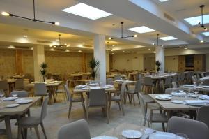 布里韦加Hostal Restaurante Villa de Brihuega的一间用餐室,内设桌椅