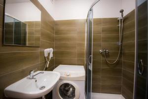 格但斯克Wide Street的浴室配有卫生间、盥洗盆和淋浴。
