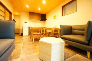 高山Takayama - House - Vacation STAY 85992的客厅配有两张沙发和一张桌子