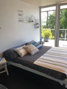 穆尔滕莫拉特加斯特齐默尔酒店的一间卧室配有一张大床和枕头