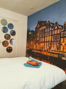 阿姆斯特丹H58民宿的一间卧室配有一张壁画床