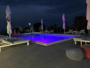 赫瓦尔Dela的游泳池晚上点亮紫色