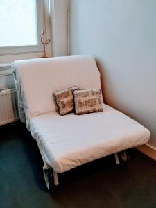 阿姆斯特丹H58民宿的房间里的一张长凳和两个枕头
