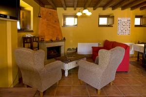 科瓦东加略萨瑞佩劳乡村民宿的客厅配有椅子、沙发和壁炉