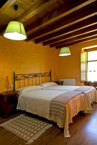 科瓦东加略萨瑞佩劳乡村民宿的一间卧室配有一张大床和两个灯