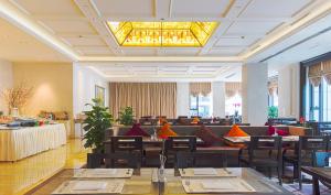 上海上海外滩浦华大酒店的一间带桌椅和吊灯的餐厅