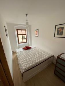 库特纳霍拉Modern apartment in Kutna Hora的一间白色客房内的床铺卧室