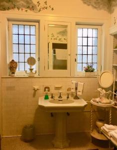 尼亚加拉瀑布Hanover House Bed and Breakfast的一间带水槽和镜子的浴室