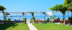 古穆杜尔古穆尔杜尔马伟德尼兹酒店的一个带桌椅的户外庭院和大海