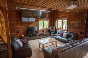 Pine Tree Lodge - Pentney Lakes的休息区