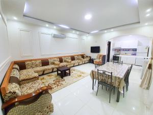 阿哈达Al Estraha Al Raqia Vila的客厅配有沙发和桌椅