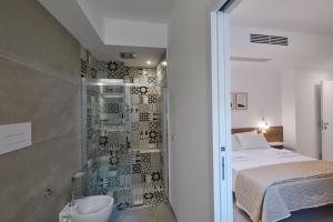 富尔纳里B&B Torreforte的带淋浴、床和盥洗盆的浴室