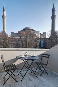 伊斯坦布尔Hotel Saint Sophia的市景阳台配有桌椅