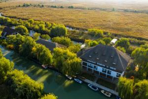 穆里吉奥尔三角洲天堂度假酒店的河流上房屋的空中景观