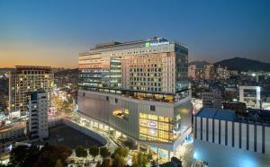 首尔首尔弘大智选假日酒店的城市中一座大建筑