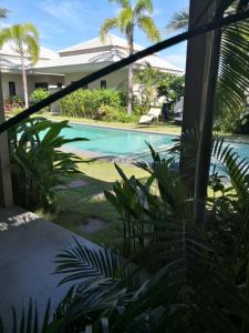 Tropical House​内部或周边的泳池