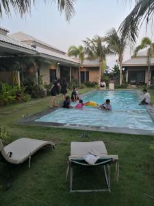 华欣Tropical House​的一群人在游泳池玩耍