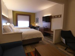 利蒙Holiday Inn Express Hotel & Suites Limon I-70/Exit 359, an IHG Hotel的配有一张床和一张书桌的酒店客房