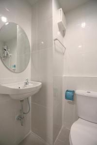 曼谷INTERest POSHTEL的一间带卫生间、水槽和镜子的浴室