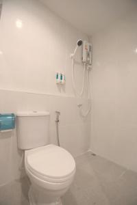 曼谷INTERest POSHTEL的浴室配有白色卫生间和淋浴。