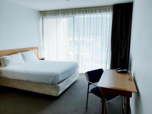 皮克顿皮克顿游艇俱乐部酒店 的卧室配有床、椅子和窗户。
